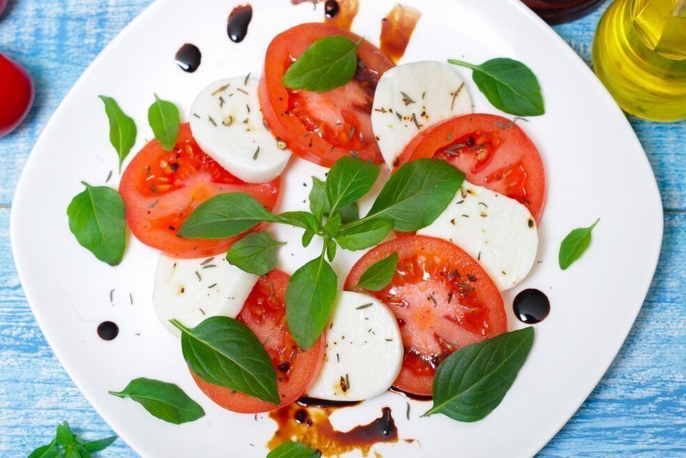 ντομάτες με τυρί και βότανα για τη μεσογειακή διατροφή