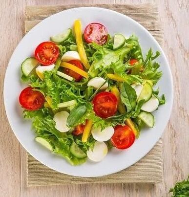 Μία από τις επιλογές για δίαιτα φαγόπυρου για ένα μήνα περιλαμβάνει τη χρήση σαλάτας λαχανικών