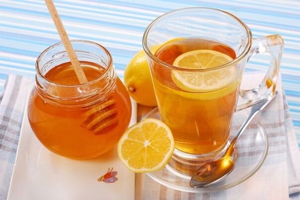 Νερό με μέλι - ένα υγιεινό σνακ σε μια δίαιτα φαγόπυρου-μέλι