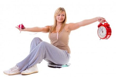 Ένα κορίτσι που θέλει να χάσει βάρος τρέφεται υγιεινά και σύμφωνα με ένα σχήμα