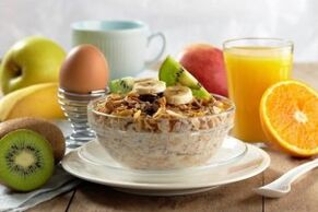 χυλό με φρούτα ως υγιεινό πρωινό για την απώλεια βάρους