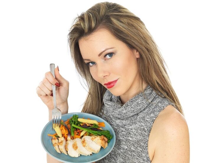 κορίτσι τρώει κοτόπουλο με λαχανικά για απώλεια βάρους
