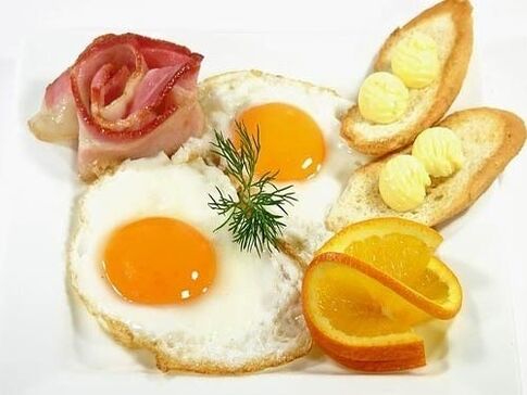 τηγανητά αυγά με μπέικον ως απαγορευμένη τροφή για γαστρίτιδα